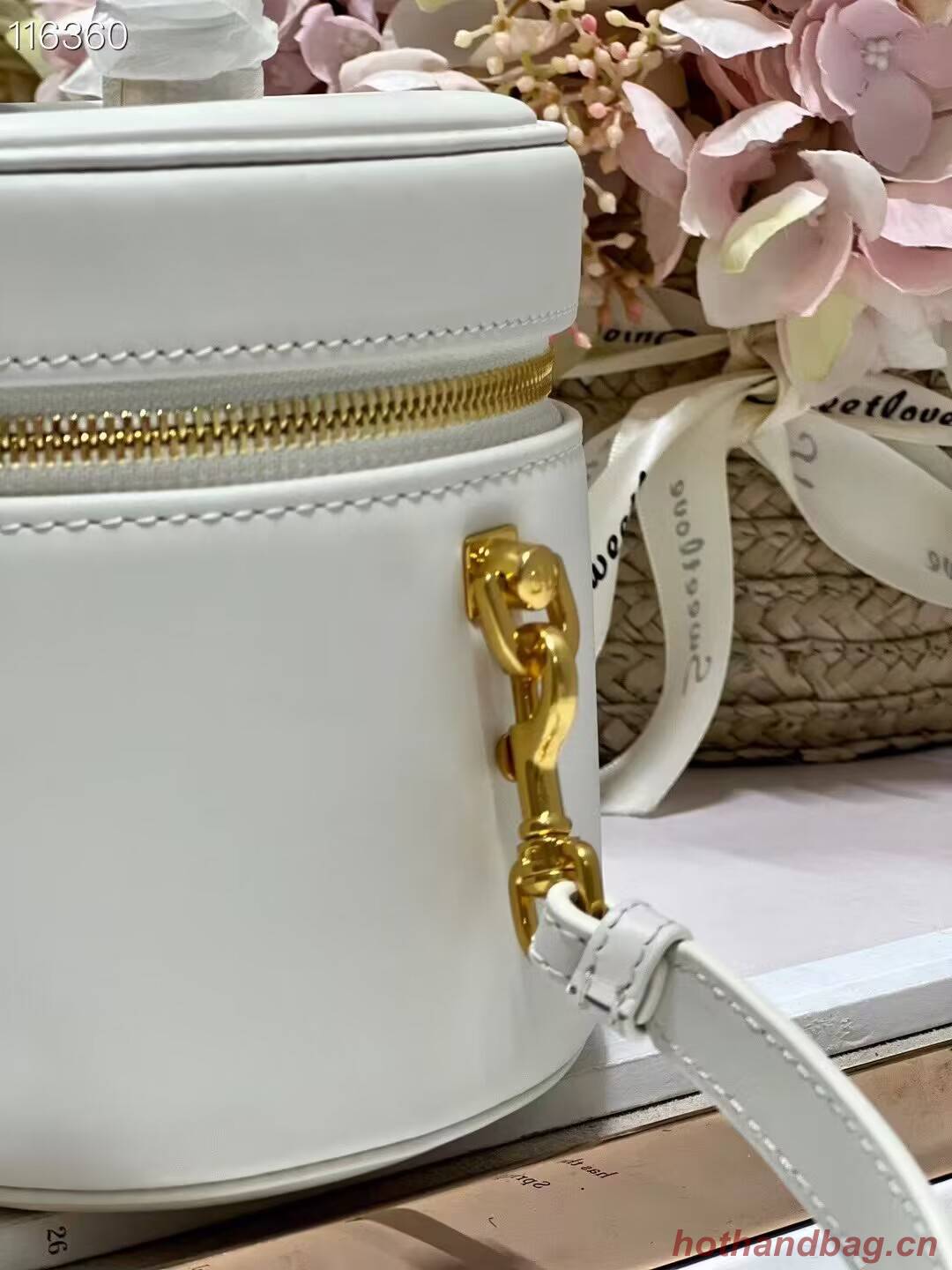SMALL CD SIGNATURE VANITY CASE Calfskin with Embossed CD Signature S2203UTZQ Latte SMALL CD SIGNATURE VANITY CASE Calfskin with Embossed CD Signature S2203UTZQ Latte