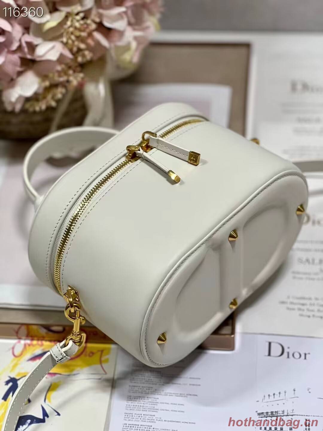 SMALL CD SIGNATURE VANITY CASE Calfskin with Embossed CD Signature S2203UTZQ Latte SMALL CD SIGNATURE VANITY CASE Calfskin with Embossed CD Signature S2203UTZQ Latte