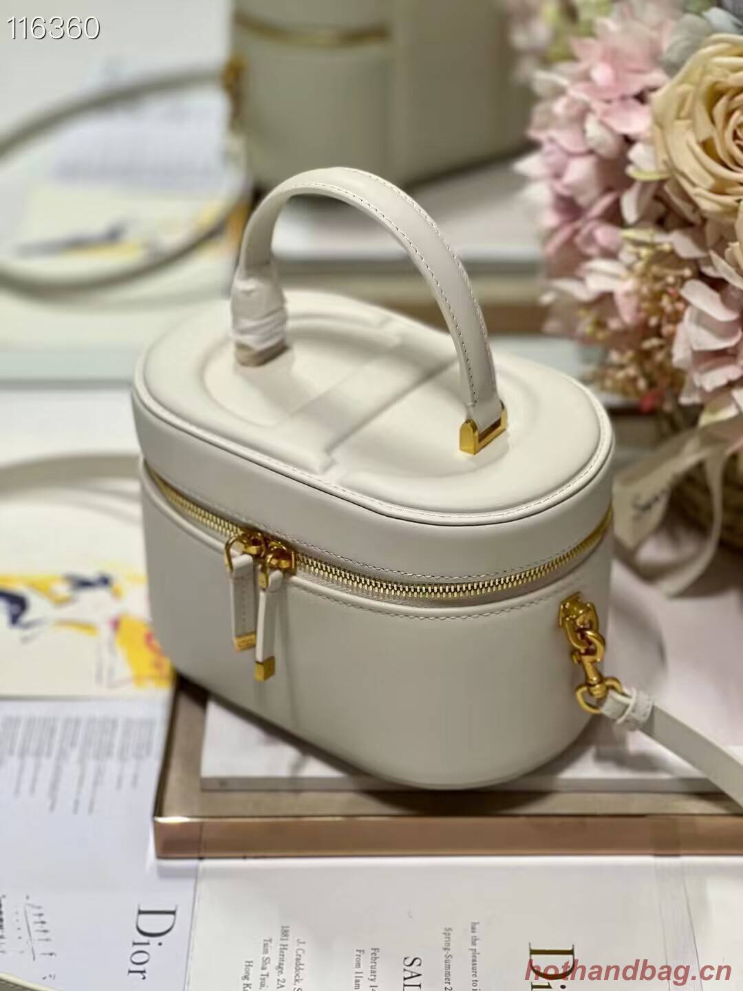 SMALL CD SIGNATURE VANITY CASE Calfskin with Embossed CD Signature S2203UTZQ Latte SMALL CD SIGNATURE VANITY CASE Calfskin with Embossed CD Signature S2203UTZQ Latte