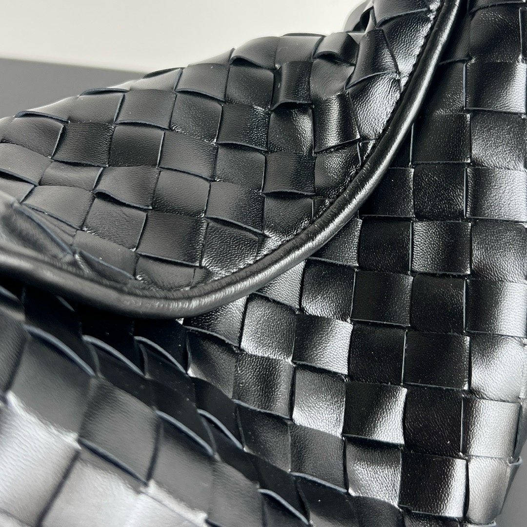 Bottega Veneta Hop Shoulder bag with Intrecciato craftsmanship in calf leather 796262 Black