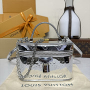 M26097 LV Ski Vanity Chain Pouch Silver ( Replica Sunglasses Quality)